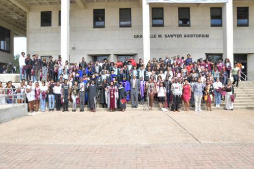 Freshmen and sophomores pose for picture after Matriculation Convocation