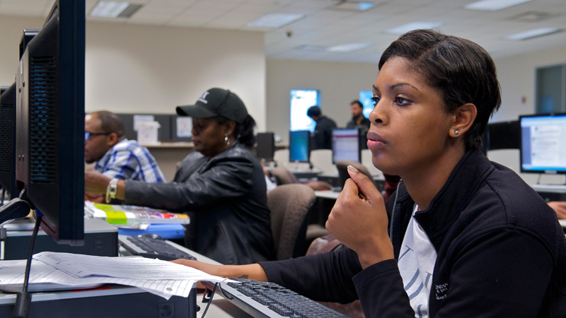 Female studnets in front of the computer