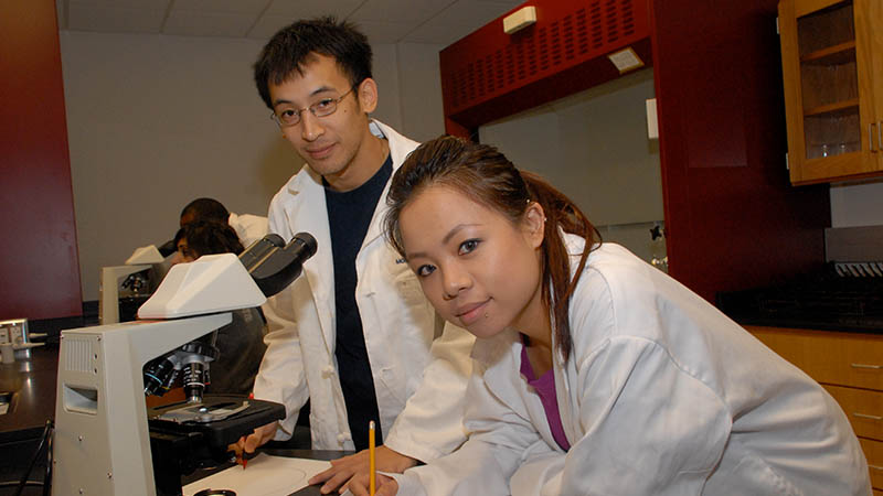 Two student in the lab